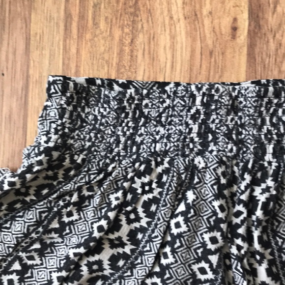 Fun flowy Aztec shorts🖤😍 - Picture 2 of 2